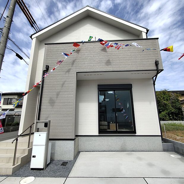 【現地外観写真】◆平日・お仕事帰りなど、いつでもご案内させていただきます！デザイン・目に見える設備面も大切ですが、耐震構造で地震に強い家の為、次代へ繋ぐ強固な住宅です。