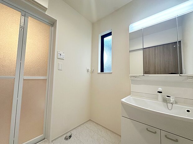 【洗面所】≪Powder room≫
白を基調とした爽やかなサニタリースペース。清潔感のある快適空間です。毎日の身支度も気持ち良くお使い頂けます。