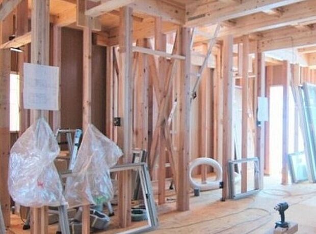 【横からの力に耐える「筋交い」】柱と柱の対角線に取り付けられるもので、片方向の片筋交い、両方向のたすき筋交いがある。在来工法では、必要箇所に筋交い耐力壁を配置し補強します。