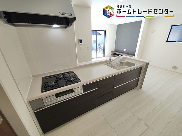 【キッチン】≪Kitchen≫
明るく開放感のあるリビング。対面式キッチンは、いつでもご家族を感じられる空間作りの重要ポイントになりそうです。