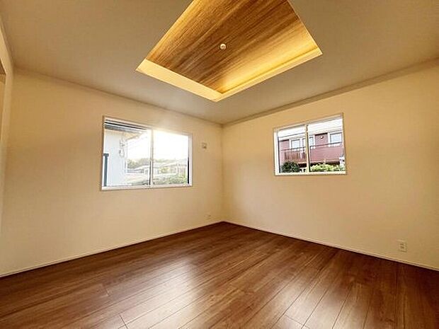 【≪Room≫】採光良好な明るい室内。木の温もりがやさしいフローリングは安らぎをもたらすプライベート空間。