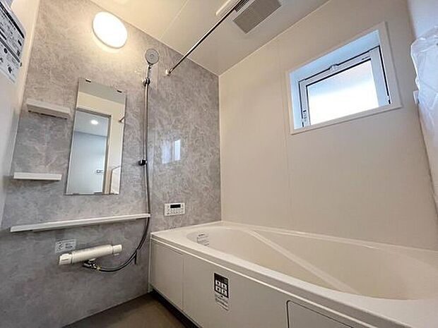【≪Bathroom≫】窓付きのバスルームは、採光もあり明るく気持ちの良い空間です。窓があることで、換気環境も良好。掃除もスムーズに出来ます。