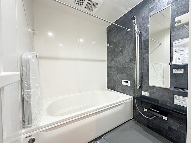 【浴室】≪Bathroom≫
窓付きのバスルームは、採光もあり明るく気持ちの良い空間です。窓があることで、換気環境も良好。掃除もスムーズに出来ます。