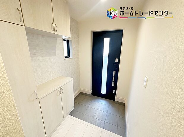 【玄関】≪entrance≫
ご家族が増えると靴の数も増えますね。扉を閉めてしまえば玄関もすっきりとした印象に。年末年始の来客が増える時期にも嬉しい玄関収納です。