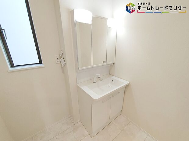 【洗面所】≪Powder room≫
サニタリースペースには窓が備えられております。毎朝の身支度も、陽の光差し込む明るい空間で、快適にお使い頂けそうです。