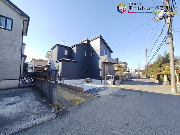 【前面道路含む現地写真】◆耐震性能にこだわる「飯田グループ」の家です！お客様のすまいと安全を守る大切な住宅だからこそ、実際の建物の作りと安心感をぜひ現地にてご体感ください！ご見学予約受付です！