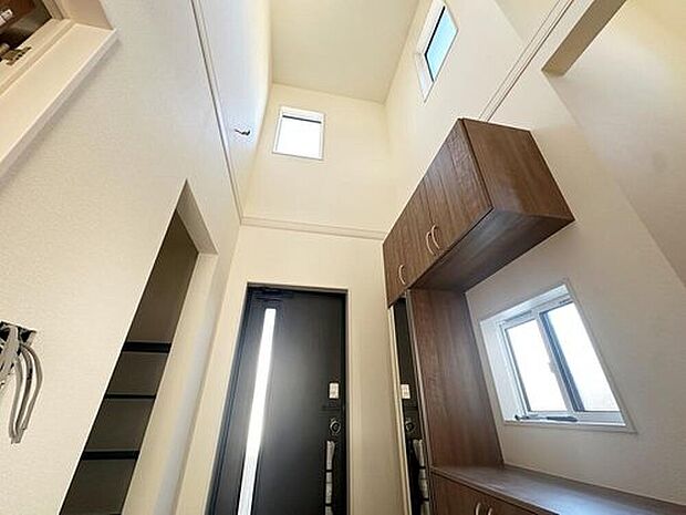 【玄関】ご家族が増えると靴の数も増えますね。扉を閉めてしまえば玄関もすっきりとした印象に。年末年始の来客が増える時期にも嬉しい玄関収納です。