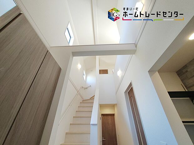 【玄関吹き抜け】開放感のある空間をつくると、家全体が広く見えるためオシャレな空間に見えます。