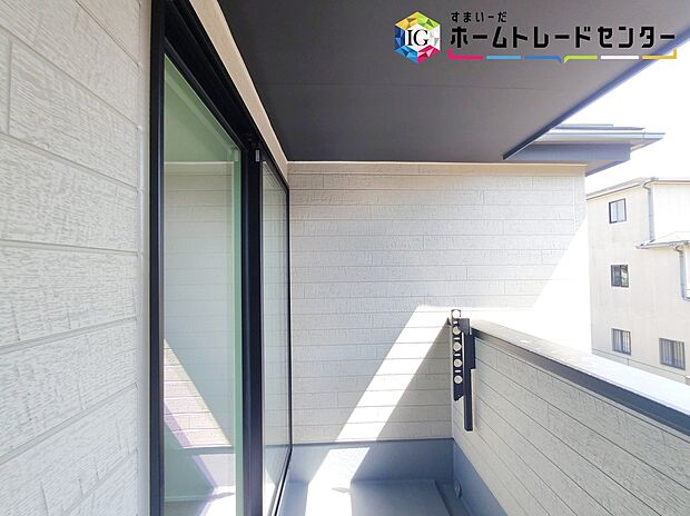 【バルコニー】≪balcony≫
晴れた日にはたっぷりのお洗濯ものを干すことができるバルコニー。