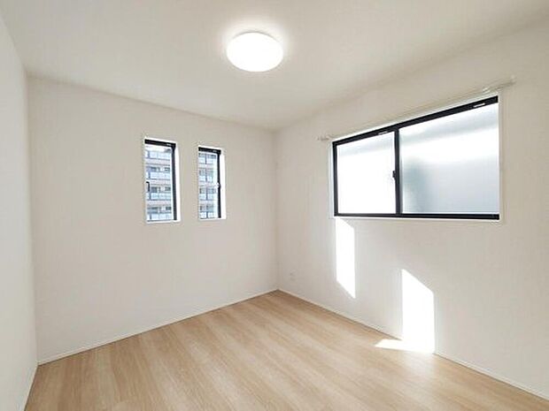 【≪Room≫】お陽さまの光をさわやかな風をたっぷりとりこめます。室内はいつも明るい印象なので気持ちの良い朝を迎えられます。毎日の生活も明るくなりそうです。