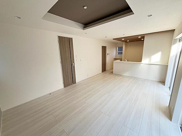 【リビング】ママの目線でデザインされた住まいは、水回りの導線や豊富な収納など魅力がたくさん。住み心地の良さをぜひご体感下さい！