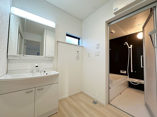 【洗面所】≪Powder room≫
サニタリースペースには窓が備えられております。毎朝の身支度も、陽の光差し込む明るい空間で、快適にお使い頂けそうです。