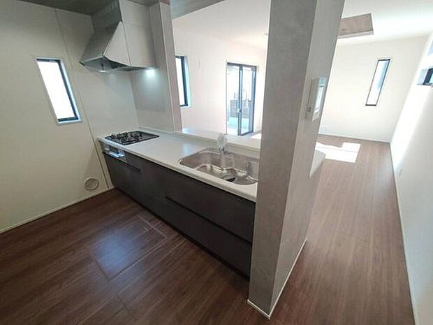 【≪Kitchen≫】リビングで遊んでいるお子様を見守りながら、時にはお喋りをしながら料理や後片付けができる人気の高いスタイルです♪