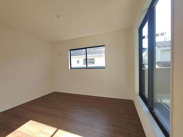 【≪Room≫】お陽さまの光をさわやかな風をたっぷりとりこめます。室内はいつも明るい印象なので気持ちの良い朝を迎えられます。毎日の生活も明るくなりそうです。