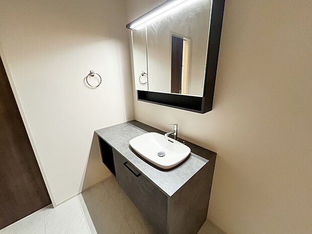 【洗面所】≪Powder room≫
明るく清潔感溢れるサニタリースペース。毎日使う場所だからこそ、快適な空間となっております。