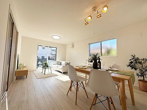 【リビング】大きな窓のあるリビングは、陽光あふれる明るい空間です。居心地良く、ご家族皆がゆったり寛げる憩いの空間となりそうです。※家具はCGでございます