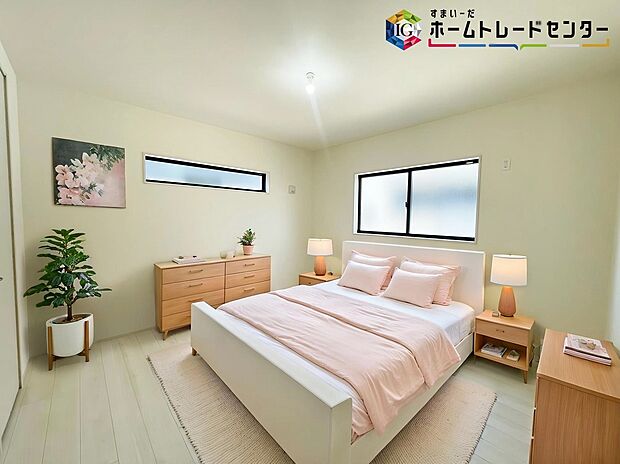 【居室】≪Room≫
採光良好な明るい室内。木の温もりがやさしいフローリングは安らぎをもたらすプライベート空間。
※家具はCGでございます。