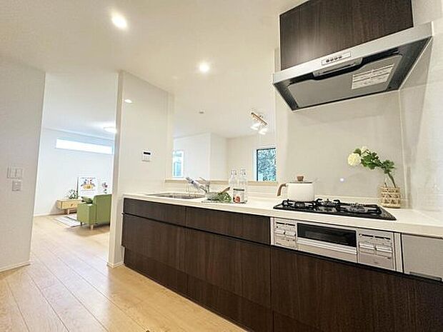 【≪Kitchen≫（１号棟）】ご家族と会話をしながらのお料理は楽しいですね。出来上がった料理をお子さんが運ぶなどお手伝い時間も増えそうです♪