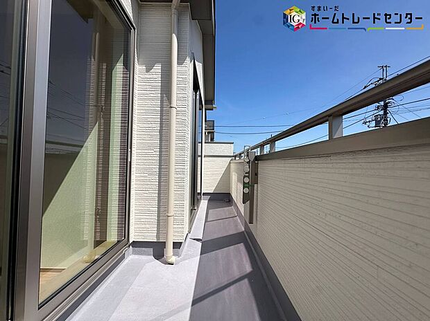 【バルコニー】≪balcony≫
晴れた日にはたっぷりのお洗濯ものを干すことができるバルコニー。