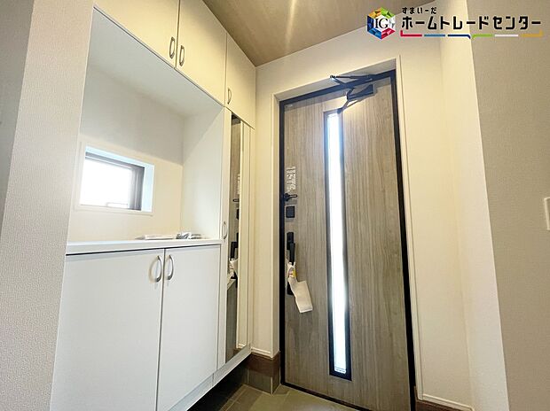 【玄関】姿見付きの下駄箱で、お家を出る前に今日のコーディネートの最終チェックをすることができます♪