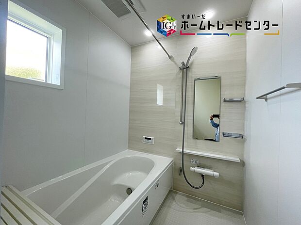 【浴室】≪Bathroom≫
窓付きのバスルームは、採光もあり明るく気持ちの良い空間です。窓があることで、換気環境も良好。掃除もスムーズに出来ます。
