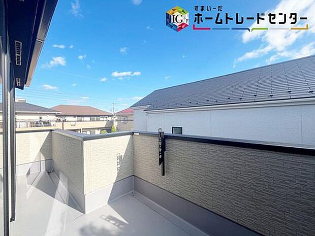 【バルコニー】晴れた日にはたっぷりのお洗濯ものを干すことができるバルコニー。