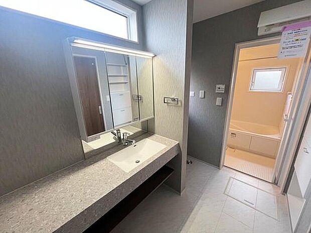 【洗面台・洗面所】散らかりがちな洗面所も三面鏡うしろの収納でスッキリ！