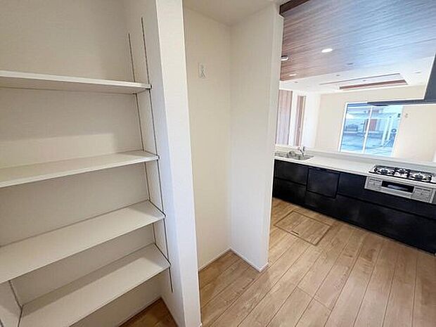 【キッチン】キッチンのすぐ横の収納スペースはミネラルウォーターや調味料などの置き場所に最適♪