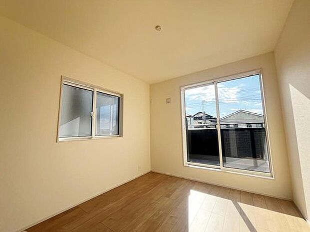 【 リビング以外の居室】常に明るい2階洋室！日中の電気使用がないので、家計にも助かります！