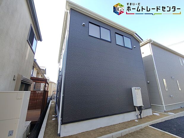 【現地外観写真】◆平日・お仕事帰りなど、いつでもご案内させていただきます！デザイン・目に見える設備面も大切ですが、耐震構造で地震に強い家の為、次代へ繋ぐ強固な住宅です。