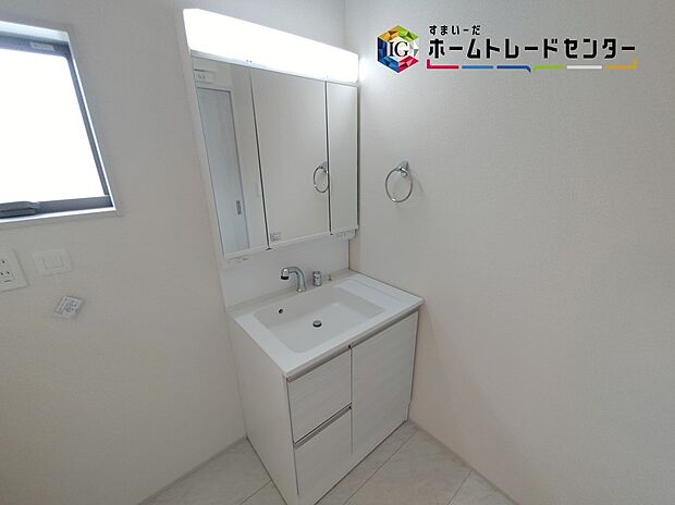 【洗面台】≪Powder room≫
女性にはうれしい３面鏡化粧台。鏡の裏が収納になっている機能的なタイプです
