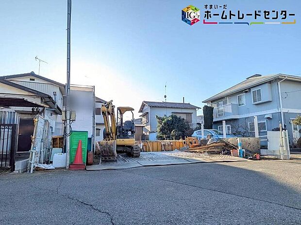 【前面道路含む現地写真】◆平日・お仕事帰りなど、いつでもご案内させていただきます！デザイン・目に見える設備面も大切ですが、耐震構造で地震に強い家の為、次代へ繋ぐ強固な住宅です。
