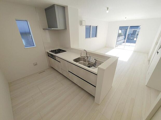 【キッチン】ご家族と会話をしながらのお料理は楽しいですね。出来上がった料理をお子さんが運ぶなどお手伝い時間も増えそう！