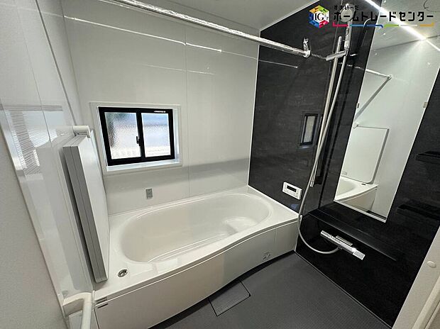 【浴室】≪Bathroom≫
窓付きのバスルーム。陽射し差し込む明るい環境は、日中の入浴も気持ち良くお使い頂けそうです。