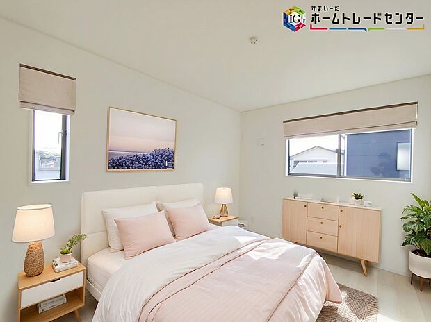 【居室】≪Room≫
採光良好な明るい室内。木の温もりがやさしいフローリングは安らぎをもたらすプライベート空間。
※家具はCGでございます。
