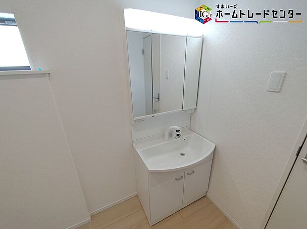 【洗面所】≪Powder room≫
サニタリースペースには窓が備えられております。毎朝の身支度も、陽の光差し込む明るい空間で、快適にお使い頂けそうです。