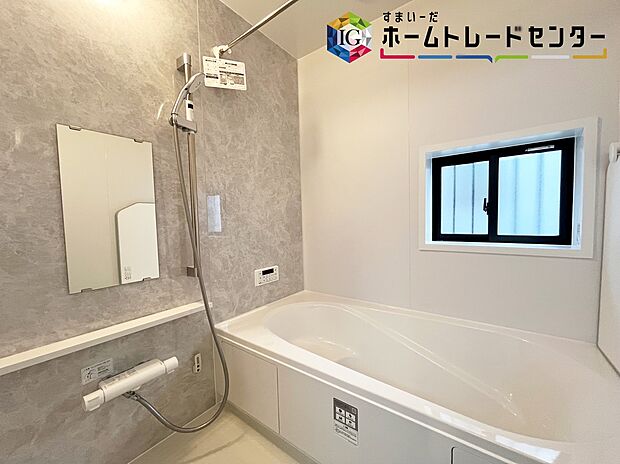 【浴室】≪Bathroom≫
窓付きのバスルームは、採光もあり明るく気持ちの良い空間です。窓があることで、換気環境も良好。掃除もスムーズに出来ます。
