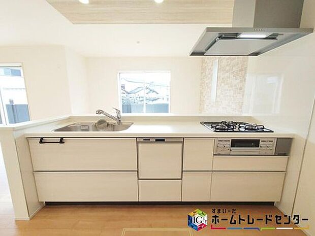 【キッチン】リビングで遊んでいるお子様を見守りながら、時にはお喋りをしながら料理や後片付けができる人気の高いスタイルです♪