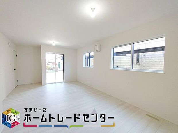 【リビング】ママの目線でデザインされた住まいは、水回りの導線や豊富な収納など魅力がたくさん。住み心地の良さをぜひご体感下さい！