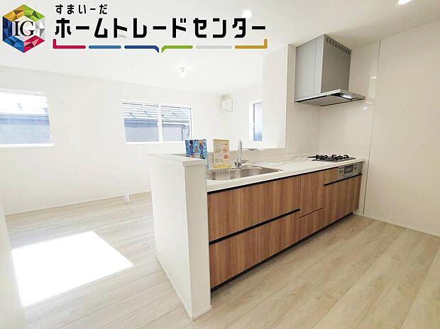 【キッチン】明るく開放感のあるリビング。対面式キッチンは、いつでもご家族を感じられる空間作りの重要ポイントになりそうです。