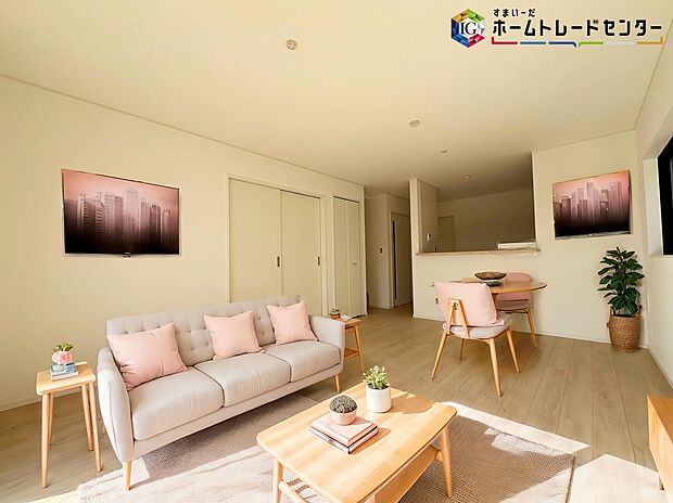 【LDK】≪Living room≫
ママの目線でデザインされた住まいは、水回りの導線や豊富な収納など魅力がたくさん。住み心地の良さをぜひご体感下さい！
※家具はCGでございます。