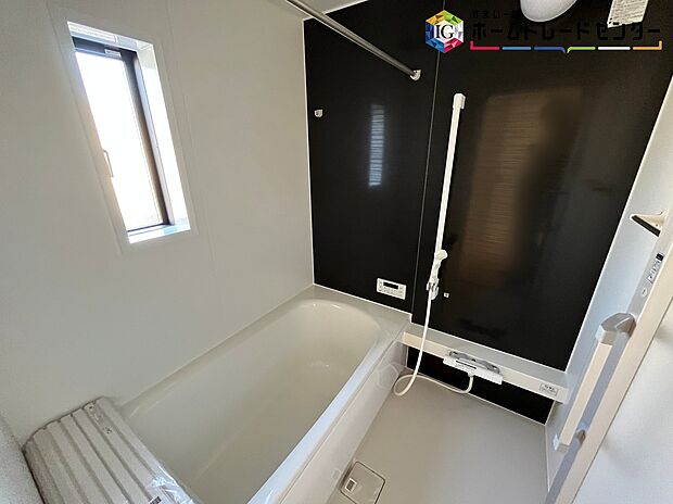 【浴室】≪Bathroom≫
窓付きのバスルーム。陽射し差し込む明るい環境は、日中の入浴も気持ち良くお使い頂けそうです。