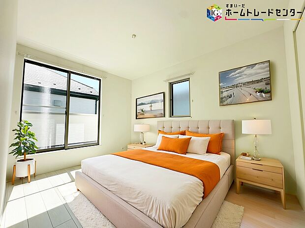 【居室】≪Room≫
採光良好な明るい室内。木の温もりがやさしいフローリングは安らぎをもたらすプライベート空間。
※家具はCGでございます。