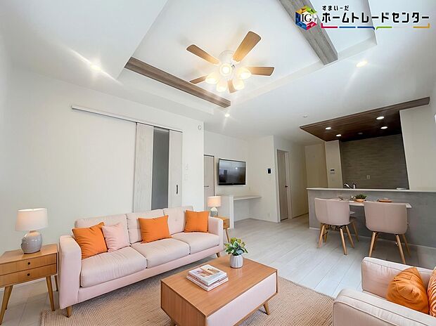 【LDK】≪Living room≫
ママの目線でデザインされた住まいは、水回りの導線や豊富な収納など魅力がたくさん。住み心地の良さをぜひご体感下さい！
※家具はCGでございます。