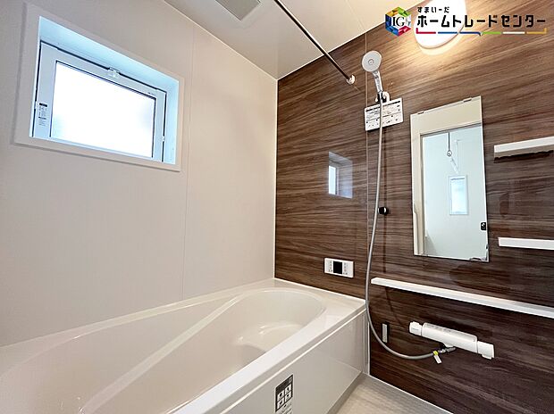 【浴室】≪Bathroom≫
窓付きのバスルーム。陽射し差し込む明るい環境は、日中の入浴も気持ち良くお使い頂けそうです。