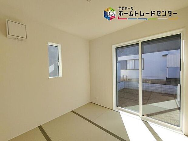 【リビング以外の居室】ホッと足を伸ばして寛げる和室をご用意。お子様の目の届く遊び場としても重宝します。