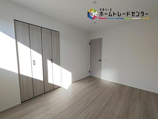 【リビング以外の居室】充分な広さの収納を備え、採光良好な洋室は、快適空間。プライベートの時間もゆったりお寛ぎ頂けそうです。