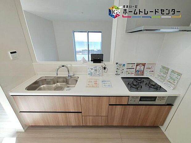 【キッチン】リビングで遊んでいるお子様を見守りながら、時にはお喋りをしながら料理や後片付けができる人気の高いスタイルです♪