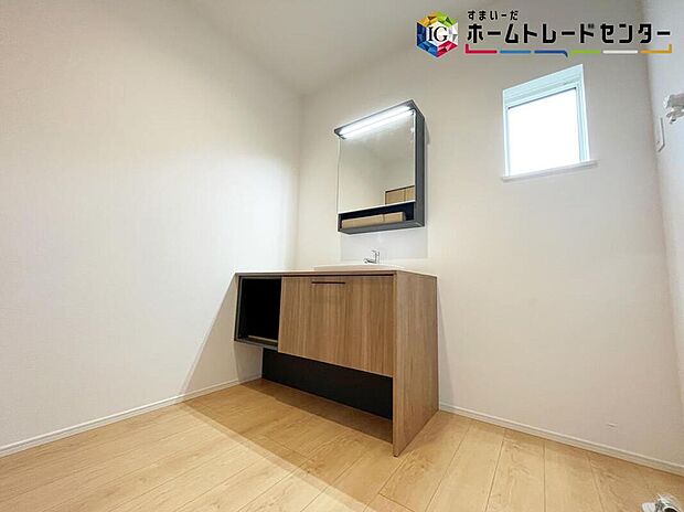 【洗面台・洗面所】サニタリースペースには窓が備えられております。毎朝の身支度も、陽の光差し込む明るい空間で、快適にお使い頂けそうです。