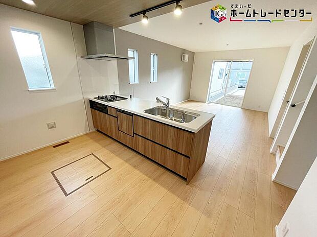 【キッチン】ママさんに人気のある対面式キッチン♪お料理をしながら「今日どんなことがあったの?」も楽しみの一つです♪